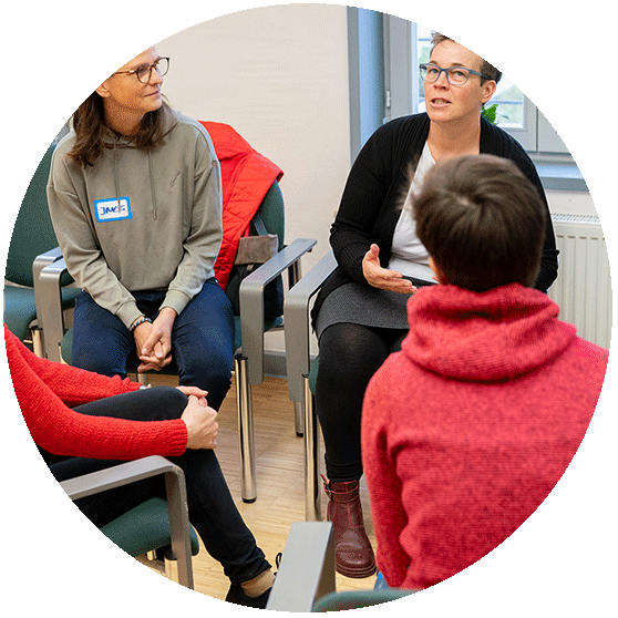 Gruppe im Gespräch zur gewaltfreien Kommunikation